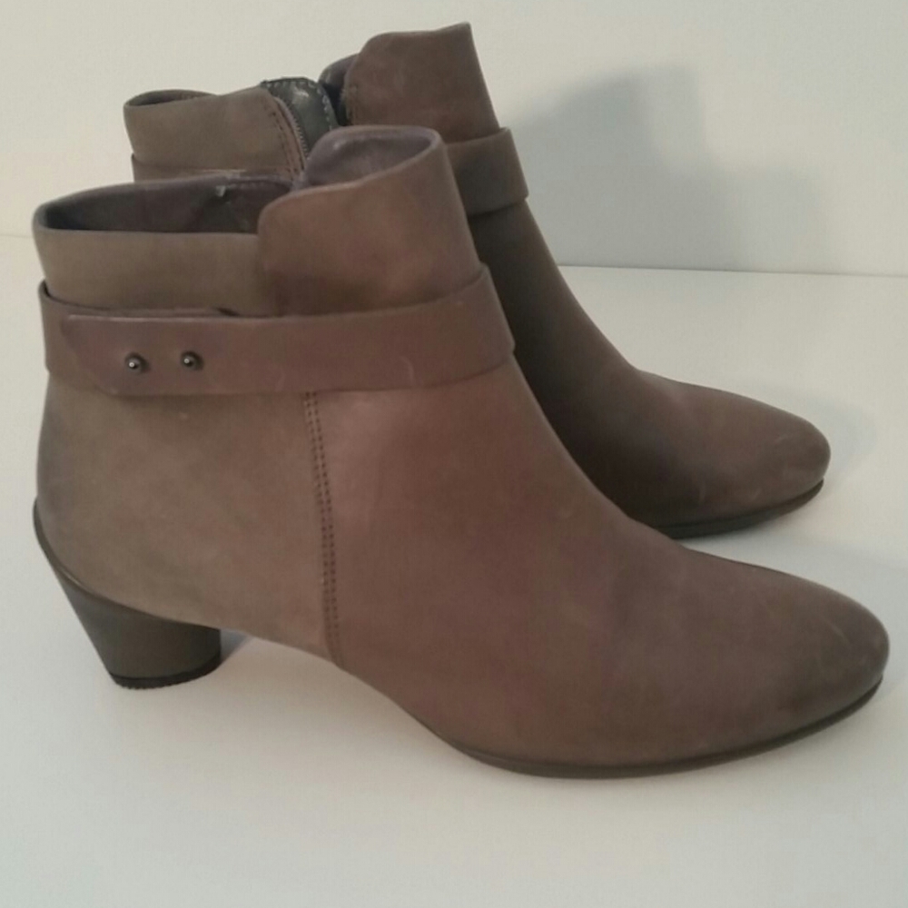 Ecco size 40 / 9.5 taupe booties